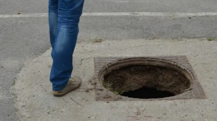 Fier pentru băutură? Ceban: Capacele de canalizare din Chișinău sunt schimbate la fier uzat pentru  50 de grame