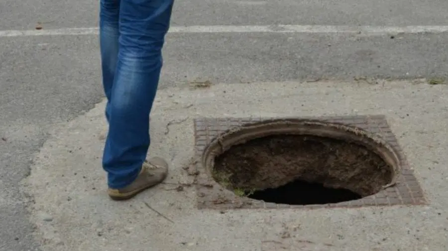 Fier pentru băutură? Ceban: Capacele de canalizare din Chișinău sunt schimbate la fier uzat pentru  50 de grame