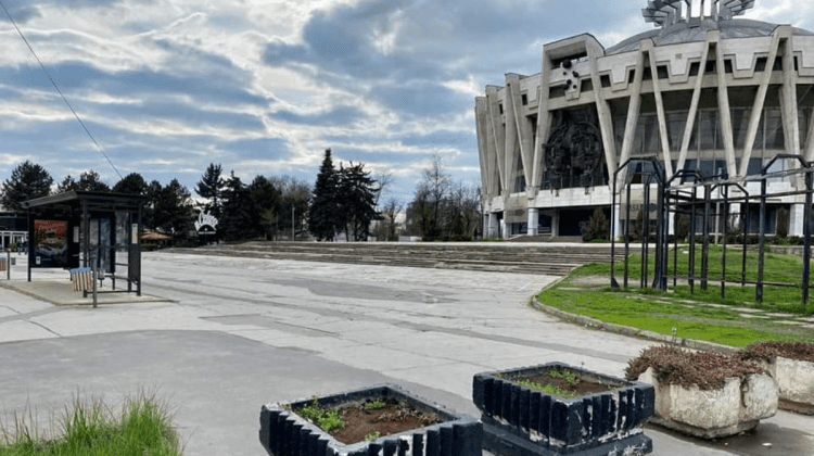 INTERZISĂ parcarea mașinilor în scuarul Circului