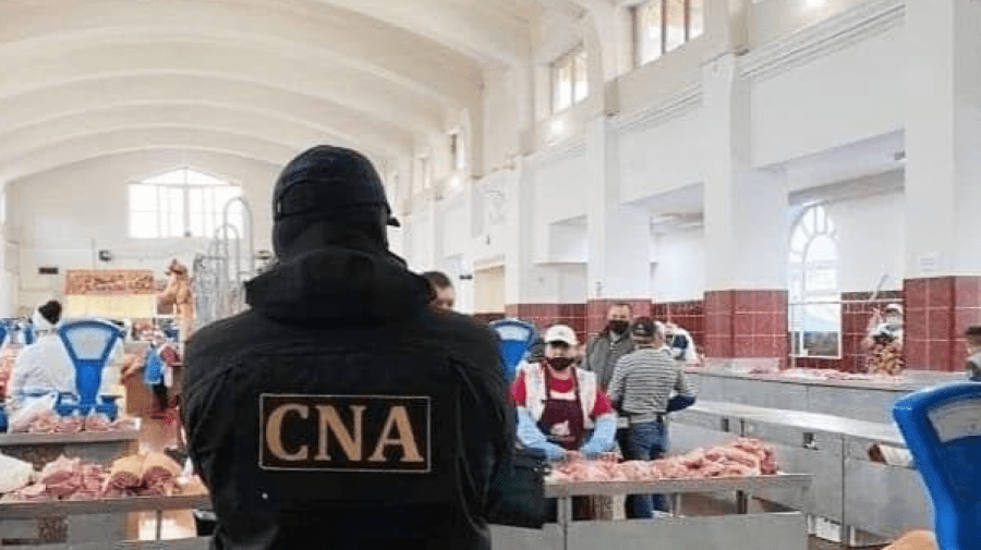 (VIDEO 18+) Cum se lua mită la Piața Centrală. Imaginile au fost postate de CNA