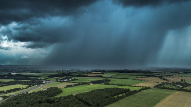 Avertizare meteo: Cod galben de instabilitate atmosferică, descărcări electrice, izolat averse puternice