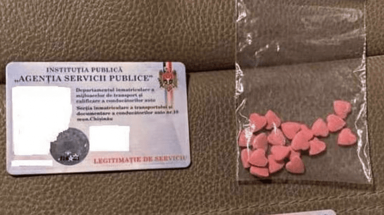 (FOTO, VIDEO) Prins pe picior greșit. Un angajat ASP a fost reținut pentru comercializarea drogurilor