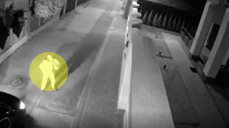 Se apropie de o curte de la Buiucani, aruncă cu ceva, după care urmează explozia (VIDEO)