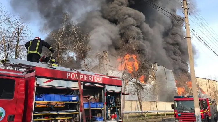 (FOTO, VIDEO) Incendiu de proporții pe Calea Basarabiei! Arde un depozit cu vopsea