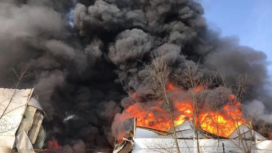 Substanțe extrem de toxice în atmosferă după incendiul de la depozitul de vopsele! Recomandările experților de mediu