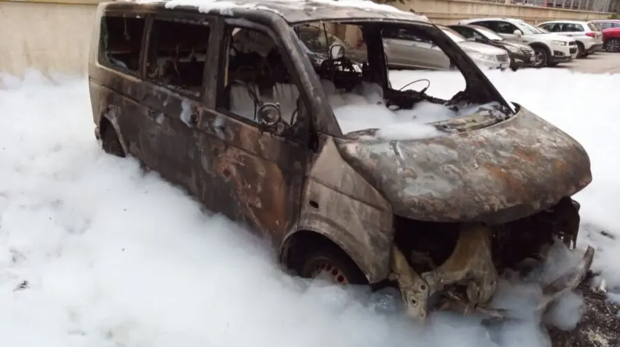 FOTO Patru automobile dintr-o lovitură! Un incendiu violent la Botanica a pus pe jar pompierii