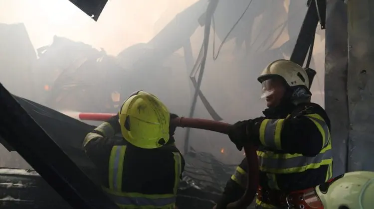 (FOTO) Incendiul violent izbucnit, ieri, în Capitală a fost lichidat. Ce spun specialiștii IGSU