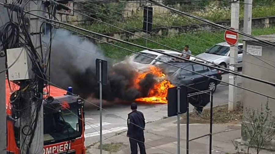 FOTO INCENDIU în Capitală. Două AUTOMOBILE, cuprinse de FLĂCĂRI