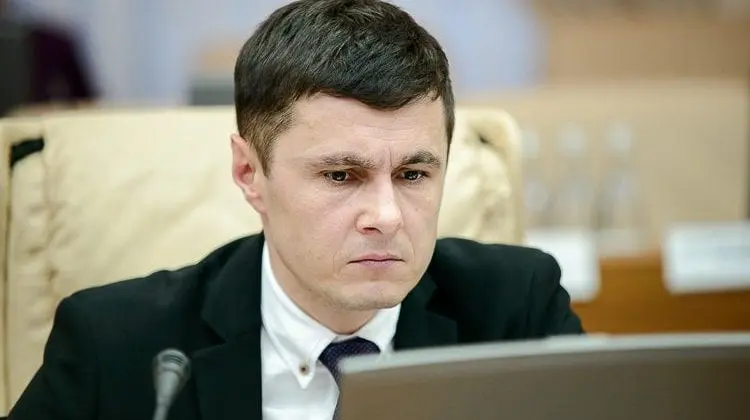 Fadei care a fost ca și Bolea huiduit la CCM, gata să interzică prin lege unele partide ce se manifestă prin violență
