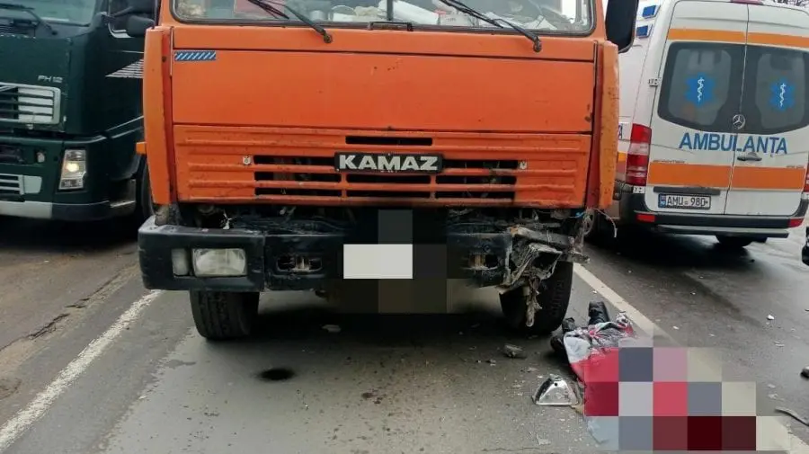 (FOTO) Mortal. Copil de 10 ani – lovit de o mașină și proiectat într-un camion