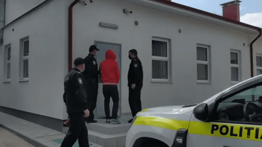 (VIDEO) Șoferul, care a intrat cu mașina în polițiști la Bălți, fiind beat, a fost reținut