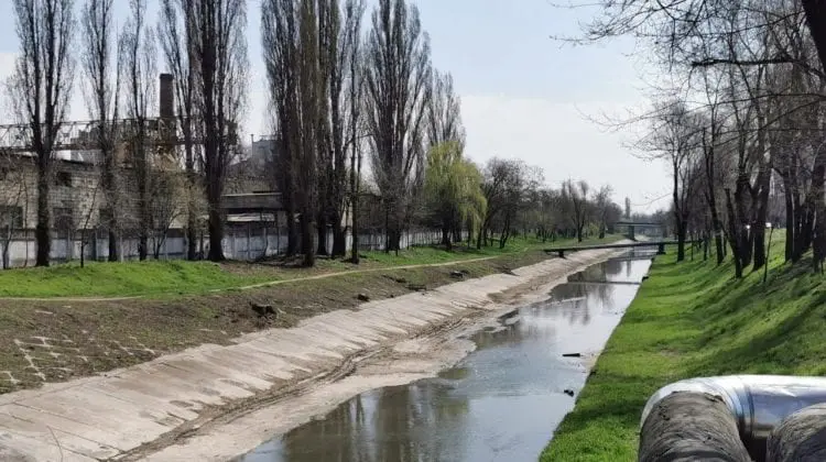 Albia râului Bîc, betonată de municipalitate. Scopul lucrărilor