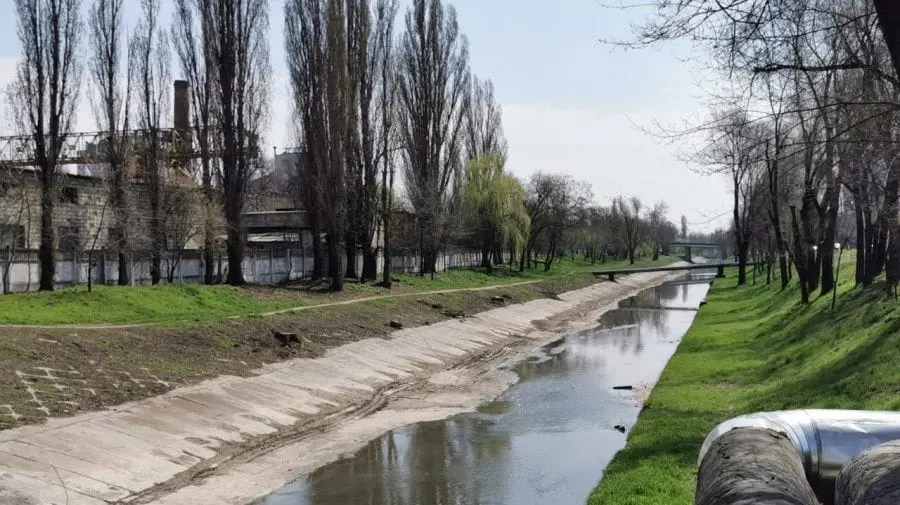 Albia râului Bîc, betonată de municipalitate. Scopul lucrărilor