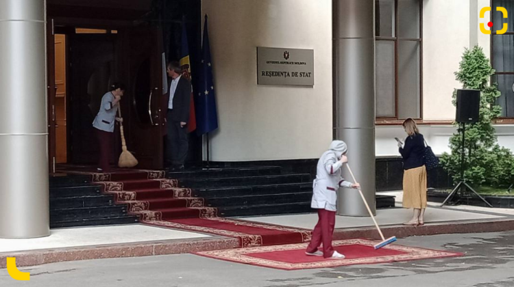 FOTO Reportaj: Covoare măturate, sabii și camere video: Cum se pregătește Președinția să îl întâmpine pe Macron