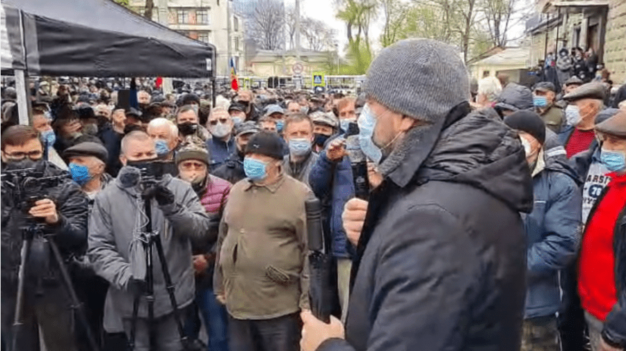 Miting la CCM unde urmează să se decidă dacă starea de urgență se anulează. Manifestanții sunt pregătiți și de ploaie