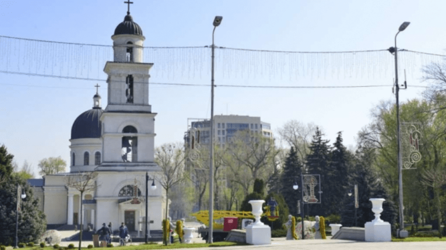 (FOTO) Ouă, iepurași, îngeri și flori. Cum a fost amenajat centrul Capitalei în prag de Paște