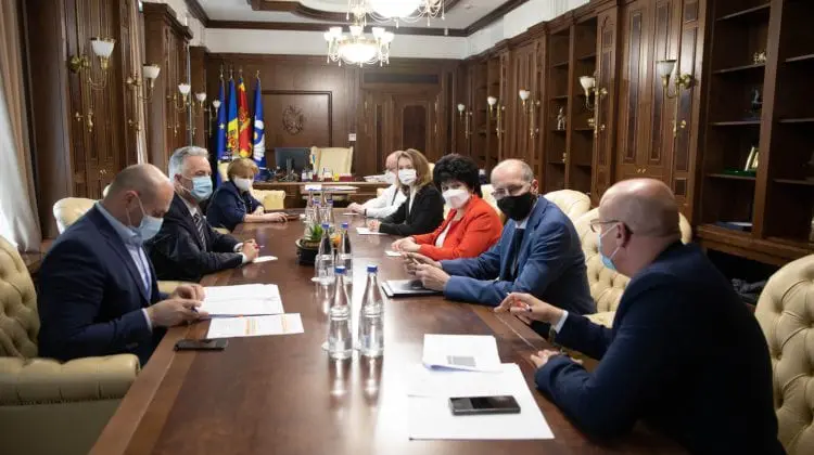 După dizolvarea Parlamentului, Zinaida Greceanîi cheamă Guvernul la ședință