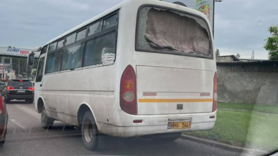 De râs și de plâns! Perdea în loc de geam la un autobuz din Chișinău. „Climate control”, au râs internauții