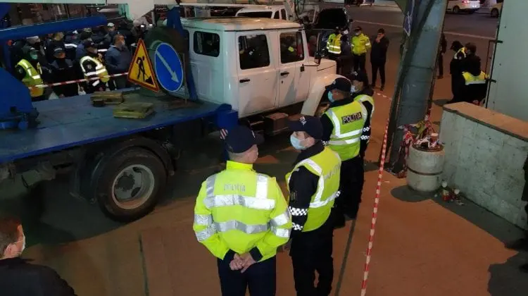 Cu poliție, carabinieri și scandal. Așa a fost dată jos, aseară, sigla de pe Soiuz. VIDEO