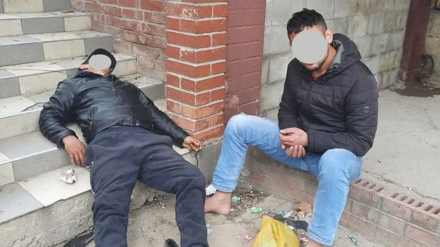 Drogați și cu un comportament neadecvat. Doi indivizi din Capitală, încătușați