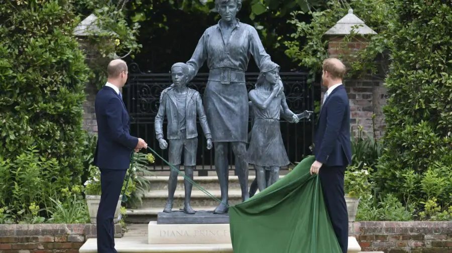 Prinții William și Harry – reuniți la inaugurarea monumentului prințesei Diana