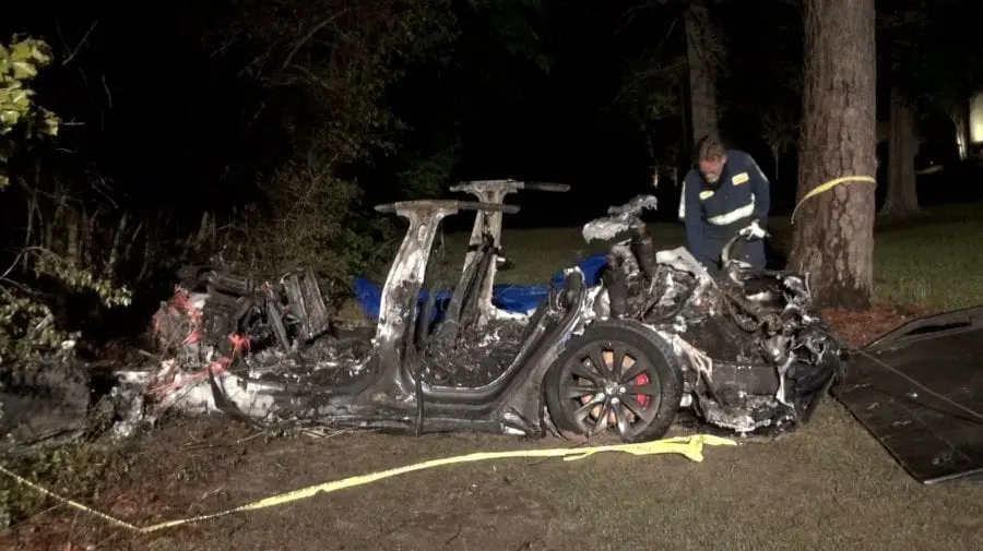 (VIDEO) Doi bărbați au decedat într-un accident cu implicarea unei TESLA! Pe scaunul șoferului nu se afla nimeni