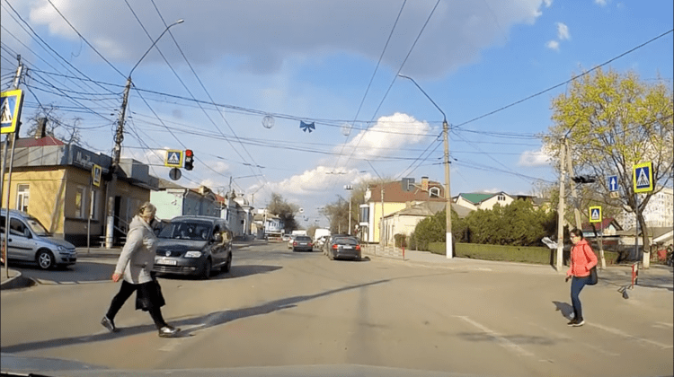 (VIDEO) Moment care-ți taie respirația! O femeie, la o secundă distanță de a fi spulberată pe trecerea de pietoni