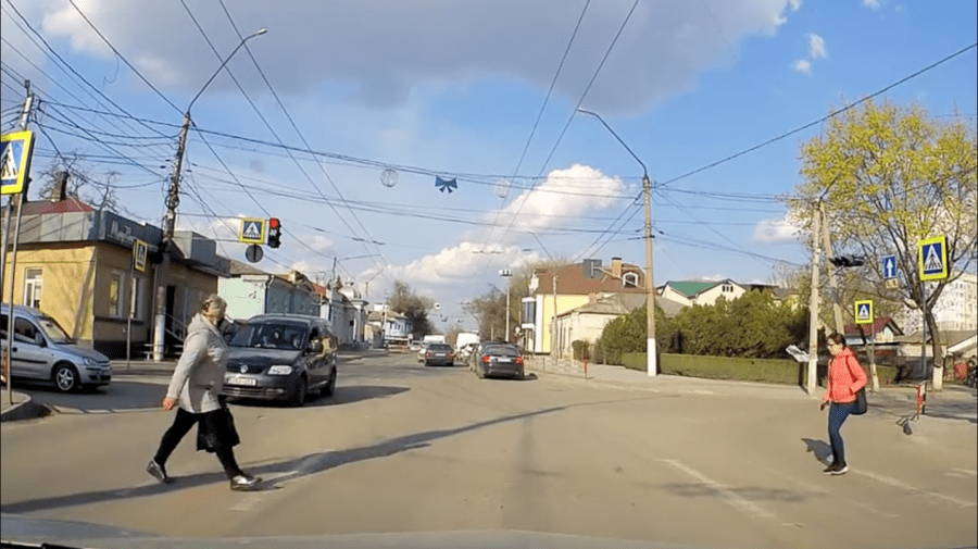 (VIDEO) Moment care-ți taie respirația! O femeie, la o secundă distanță de a fi spulberată pe trecerea de pietoni