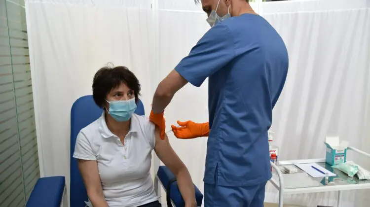 VIDEO Cozi mari după AstraZeneca și Johnson & Johnson! Până la ce oră va fi posibilă imunizarea anti-COVID