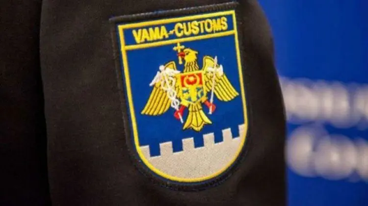 Timp de 12 ani a deținut două funcții concomitent. Este încălcarea unui vameș luat în vizorul ANI