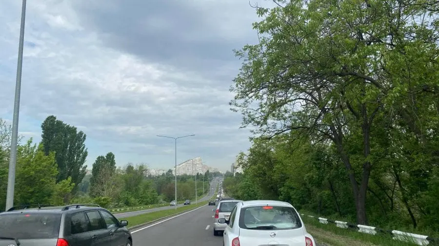 Ambuteiaj enorm la Botanica! Vehiculele circulă bară la bară la intrarea în Chișinău