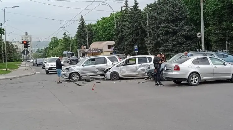 (VIDEO) Accidentul de la Botanica cu implicarea a patru automobile! Momentul în care unul dintre șoferi trece pe ROȘU