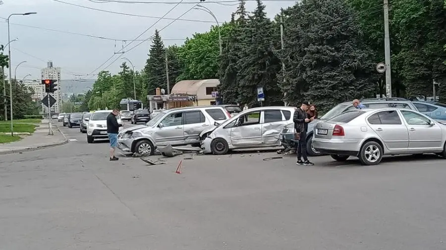 (VIDEO) Accidentul de la Botanica cu implicarea a patru automobile! Momentul în care unul dintre șoferi trece pe ROȘU