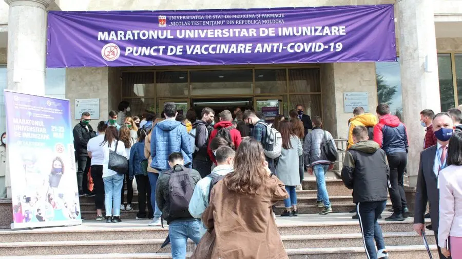 (FOTO,VIDEO) Rând la USMF! Studenți, profesori și pensionari, veniți după prima doză de ser anti-COVID