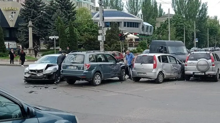 (FOTO) Accident în lanț pe o stradă din Capitală! Patru mașini nu au încăput într-o intersecție