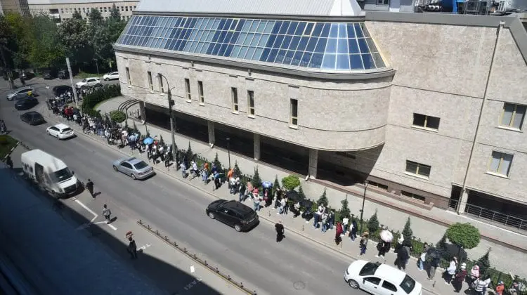 (FOTO) Pfizer-ul e la limită! Ce spune USMF despre rândurile imense de la un centru de vaccinare