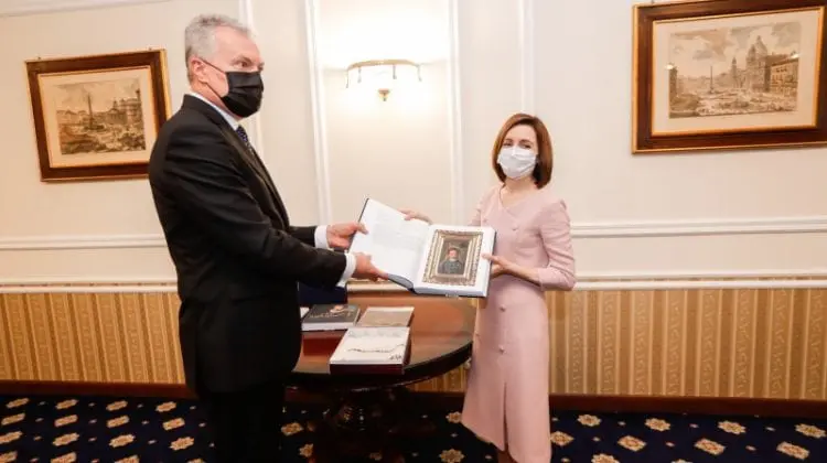 Un prosop creat de meșterițele noastre a ajuns în mâinile președintelui Lituaniei (FOTO)
