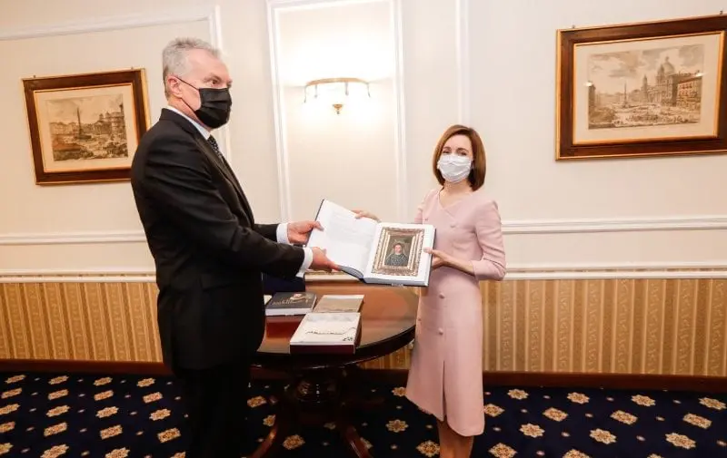 Un prosop creat de meșterițele noastre a ajuns în mâinile președintelui Lituaniei (FOTO)