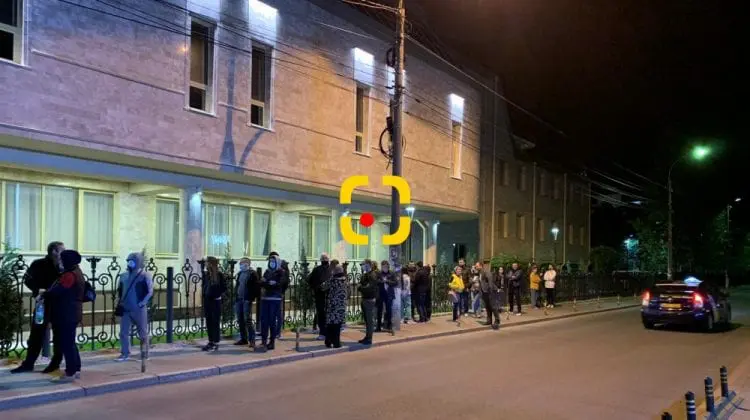(VIDEO) Moldovenii au stat la coadă și noaptea! Stocul de Pfizer a fost epuizat dimineața. Gălăgie mare la USMF!