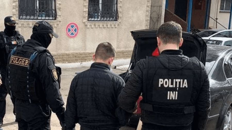 (FOTO, VIDEO) Afacere cu droguri, descoperită de polițiști. Zilnic obțineau peste 10 mii de lei pentru comercializare