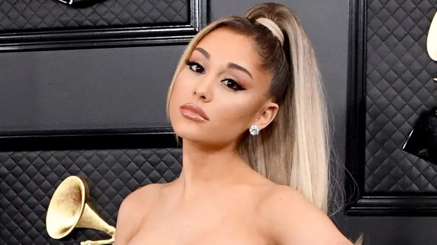 (FOTO) Ariana Grande s-a căsătorit în secret: Ceremonia a fost una mică și intimă