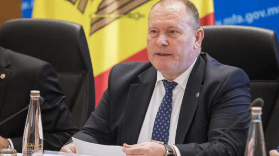 Aureliu Ciocoi: Moldova tot bate pasul pe loc și ca un ucenic handicapat mental care rămâne repetent