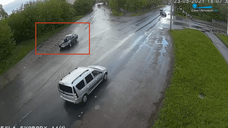 (VIDEO) Bărbat „plimbat” pe capota unei mașini 8 KM! Camerele de supraveghere rutieră au surprins totul