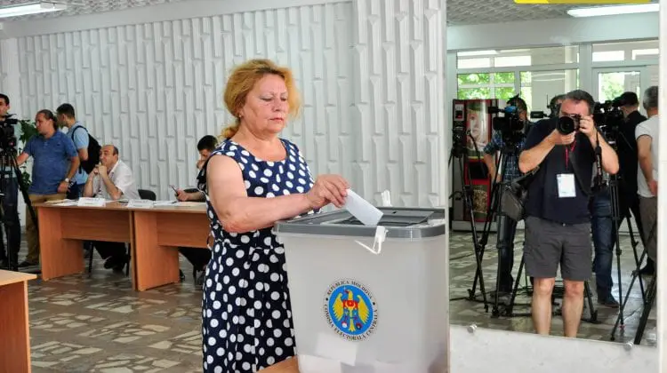 Un expert combate ideea că trebuie deschise în Rusia mai multe secții de votare: În UE s-a votat de șase ori mai mult
