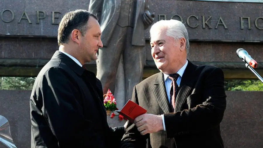 Fisuri în BCS? Comuniștii îl fac cu ou și oțet pe Dodon: „Prostituată politică, care cutreiera paturile parlamentare”