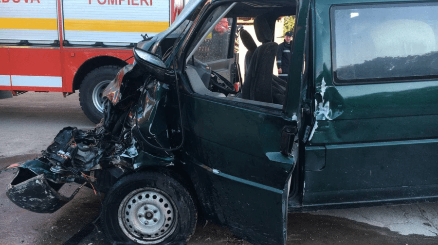 (FOTO) Accident la intersecția dintre strada Balcani și Durlești din Capitală. Șoferul de 19 ani a ajuns la spital