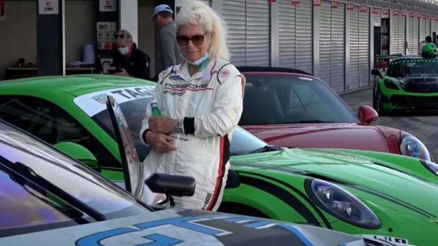 Are peste 80 de ani, curaj și un Porsche 911 GT3 RS. Femeia-șofer care a atras atenția, când a ieșit pe circuit (VIDEO)