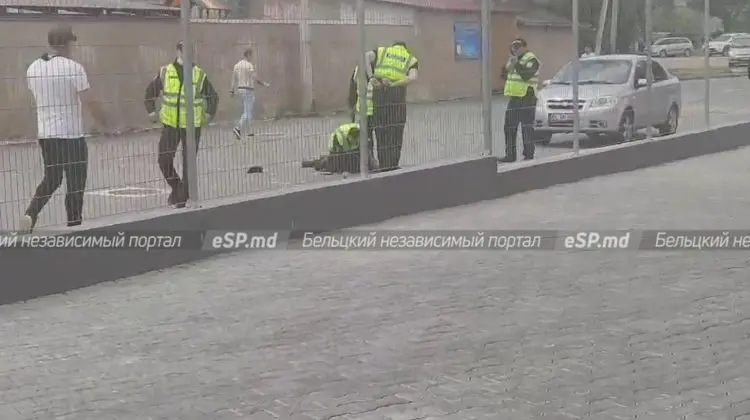 Poliția a deschis focul de armă asupra unui bărbat care amenința cu un cuțit. Atenție: imagini cu impact emoțional!