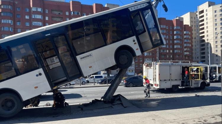 (VIDEO) Momentul în care un autobuz plin cu pasageri urcă pe un stâlp și lovește un pieton în același timp