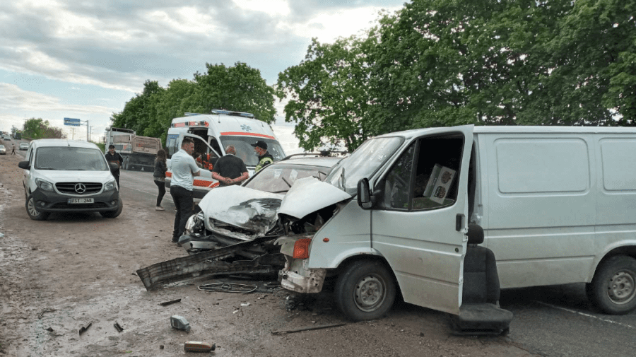 (FOTO) Accident grav la Bălți. Trei persoane au ajuns la spital din cauza unui șofer teribilist
